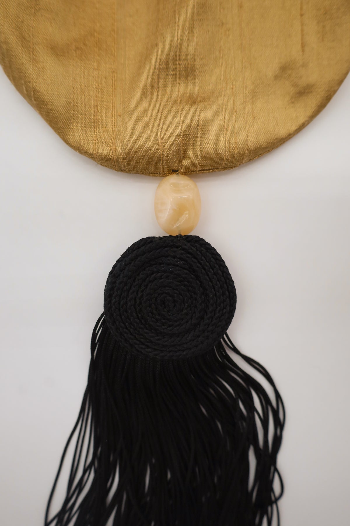 Détail du pompon en passementerie du sac Gold MG STUDIO Paris