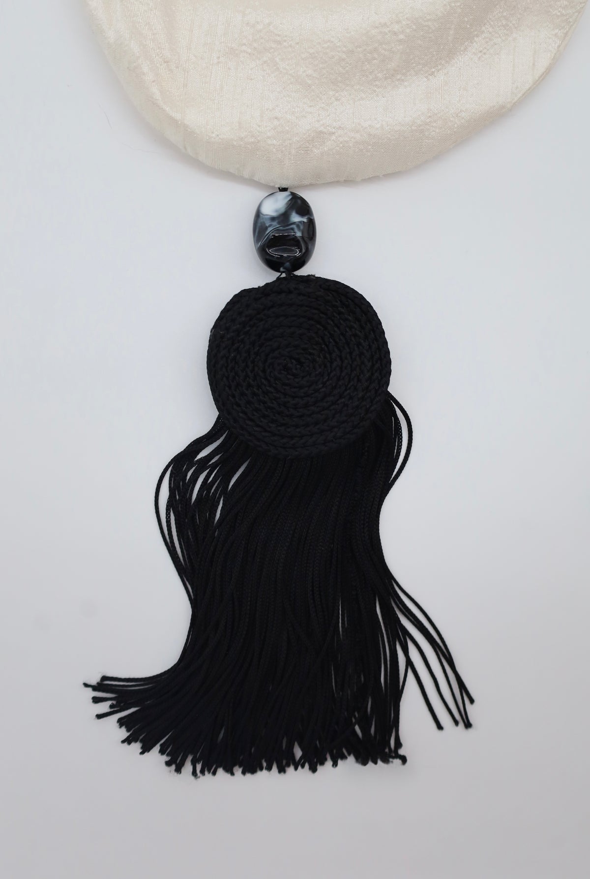 Détail du pompon en passementerie du sac White Timeless MG STUDIO Paris