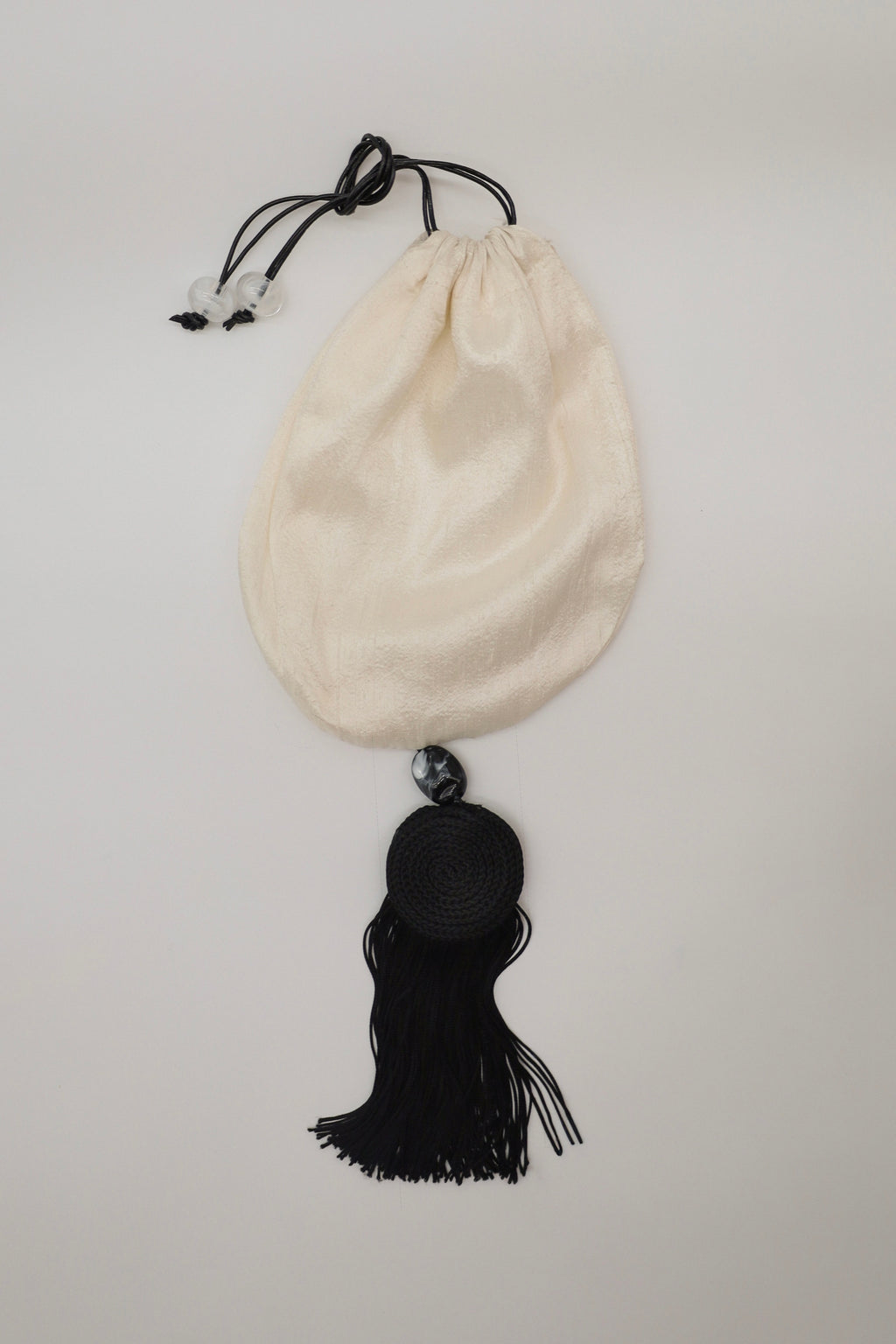 Sac White Timeless en soie MG STUDIO Paris, détail du nœud