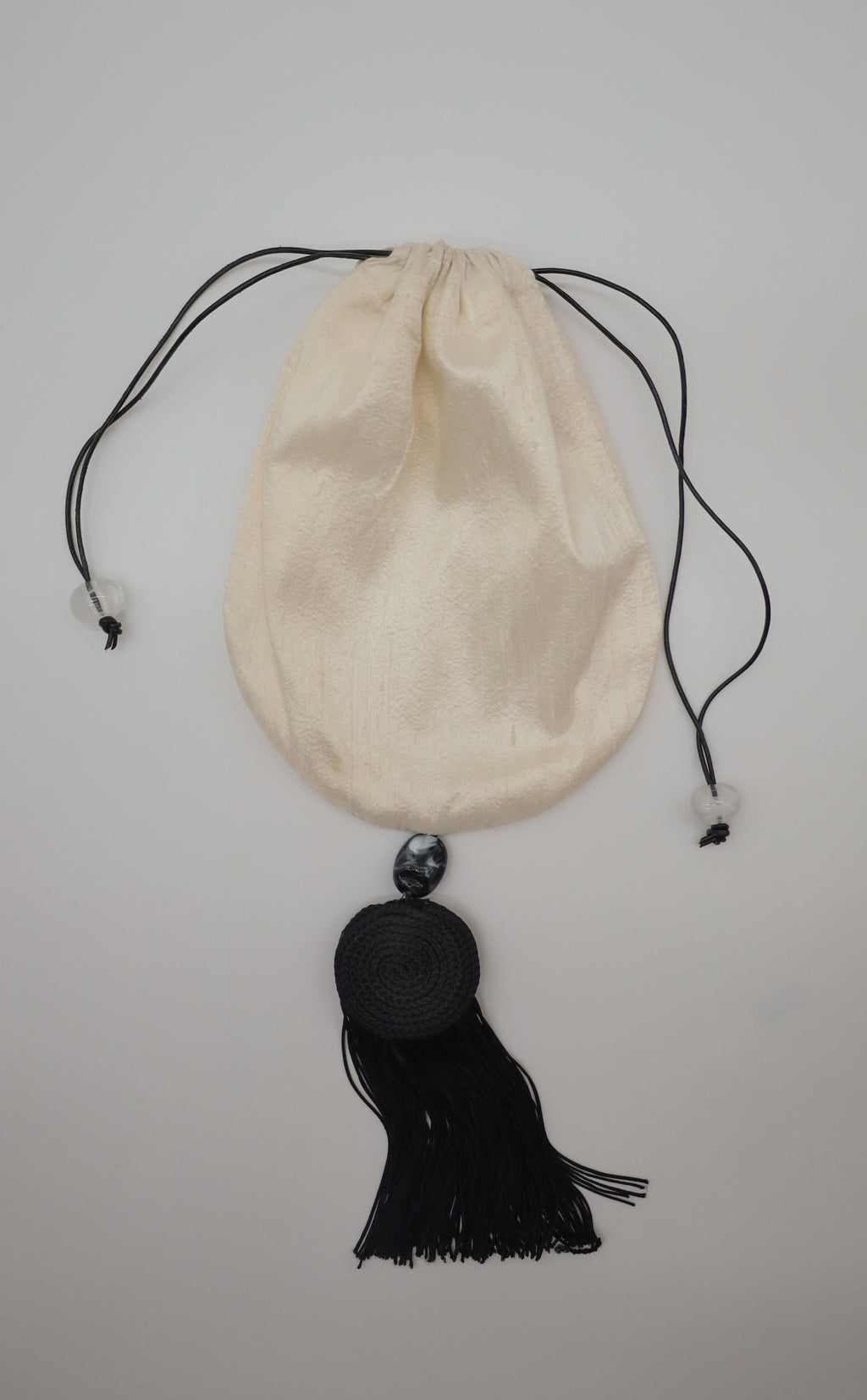 Sac White Timeless en 100 % soie sauvage MG STUDIO Paris, confectionné avec soin à Paris