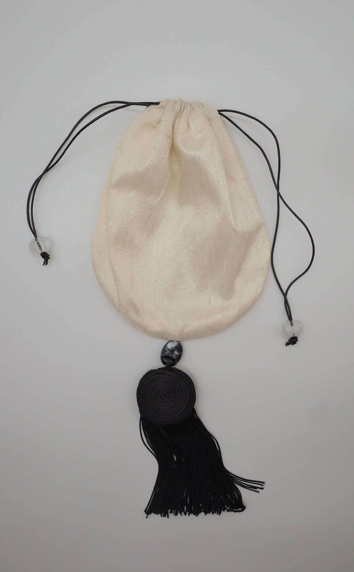 Sac White Timeless en 100 % soie sauvage MG STUDIO Paris, confectionné avec soin à Paris
